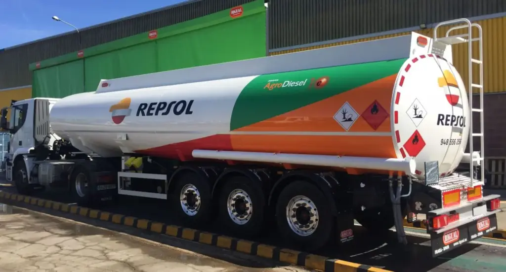 Óscar (44), camionero: "Espero que no haya muchos como El Dioni, porque ahora mismo transportamos oro líquido. Ahí detrás llevo 72.000 euros" 98 Motor16 precio gasolina diésel subida camión cisterna
