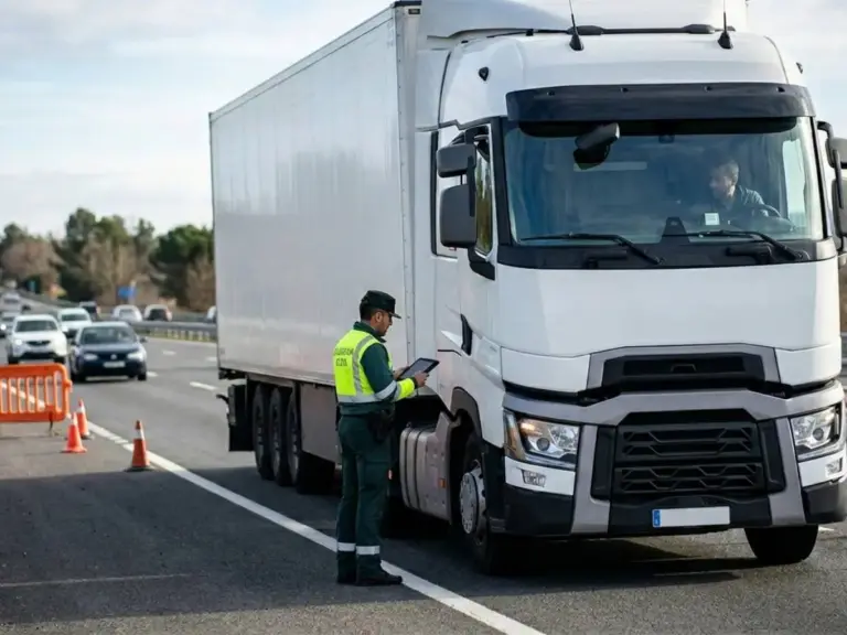 La Guardia Civil hace su agosto en febrero multando a camiones y autobuses