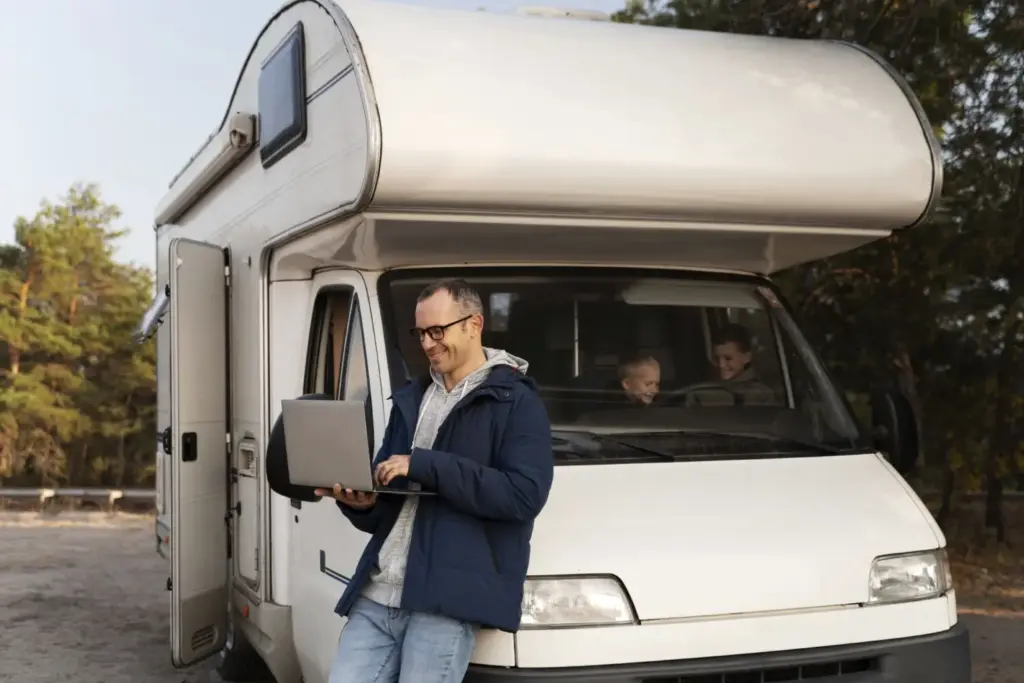 Los okupas ya pasan de entrar en un piso deshabitado y cambian sus objetivos: mucho ojo si aparcas en la calle una camper, caravana o autocaravana 32 Motor16 camper aparcada