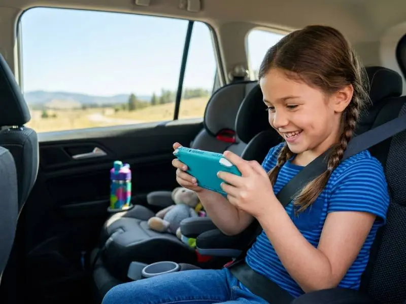 niña consola coche