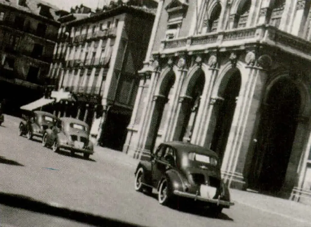 Renault cumple 75 años en España: del primer 4CV a liderar la hibridación del Grupo 3 Motor16 primeros Renault 4 CV desfilan por Valladolid Motor16