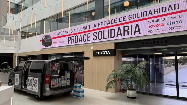 Toyota convierte su furgoneta Proace en símbolo de solidaridad: 250 kilos de productos y 4.500 euros para menores vulnerables
