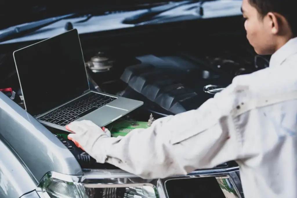 Borja (44), mecánico: "Los coches modernos tienen unas 4.000 piezas más que uno de hace 10 años. A cual más cara. Y eso tu bolsillo lo nota" 166 Motor16 electrónica coche