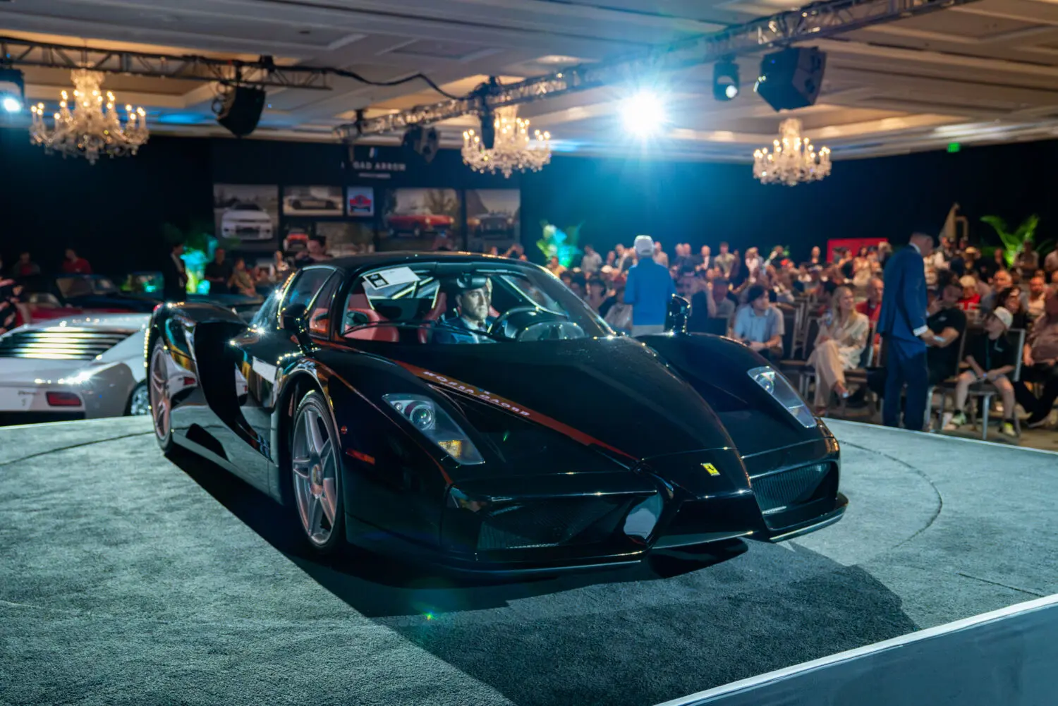 El Ferrari Enzo lidera una lista que recauda 111 millones de dólares y fija cinco récords mundiales