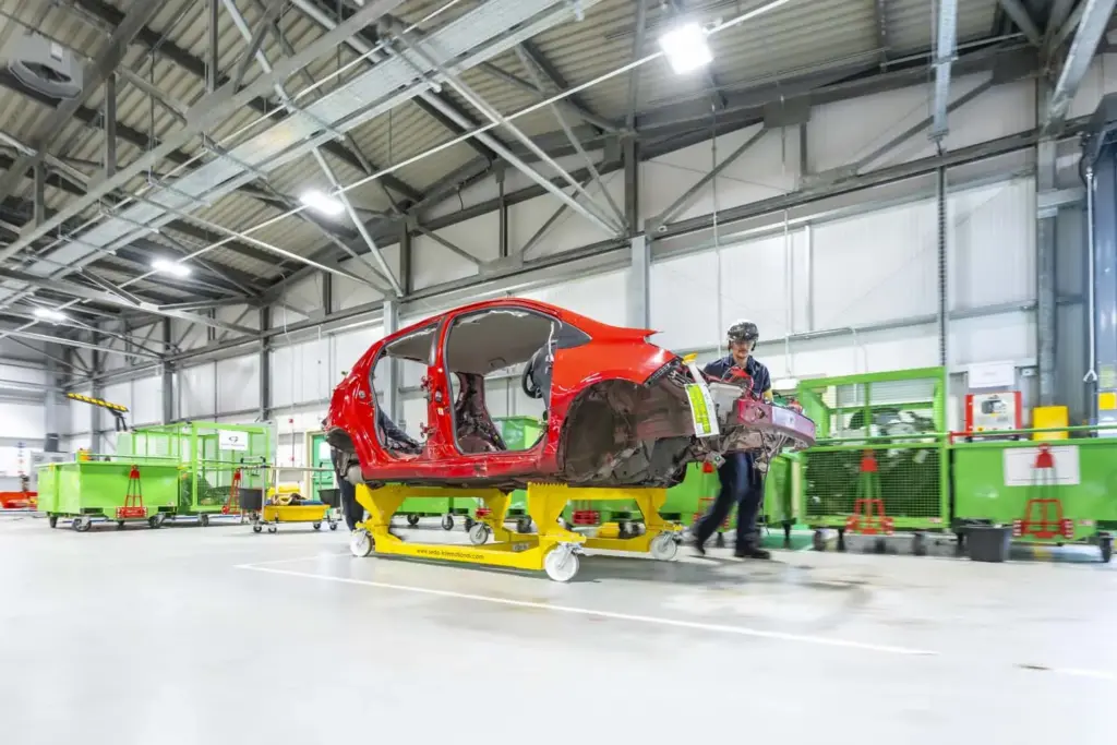 Toyota da una nueva oportunidad a los usados: así recicla vehículos al final de su vida útil 8 Motor16 toyotacircularfactoryuk5 Motor16