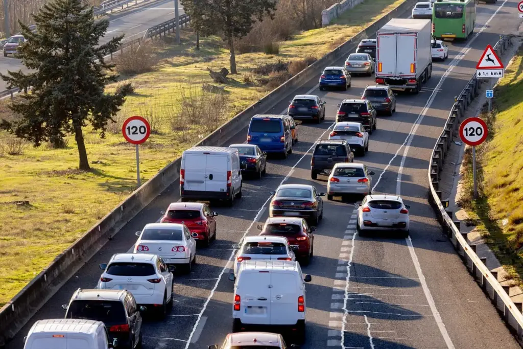 Operación retorno: la DGT revela las mejores horas para viajar del 21 al 23 de agosto y restricciones a camiones 1 Motor16 vehiculos operacion salida diciembre 2025 Motor16