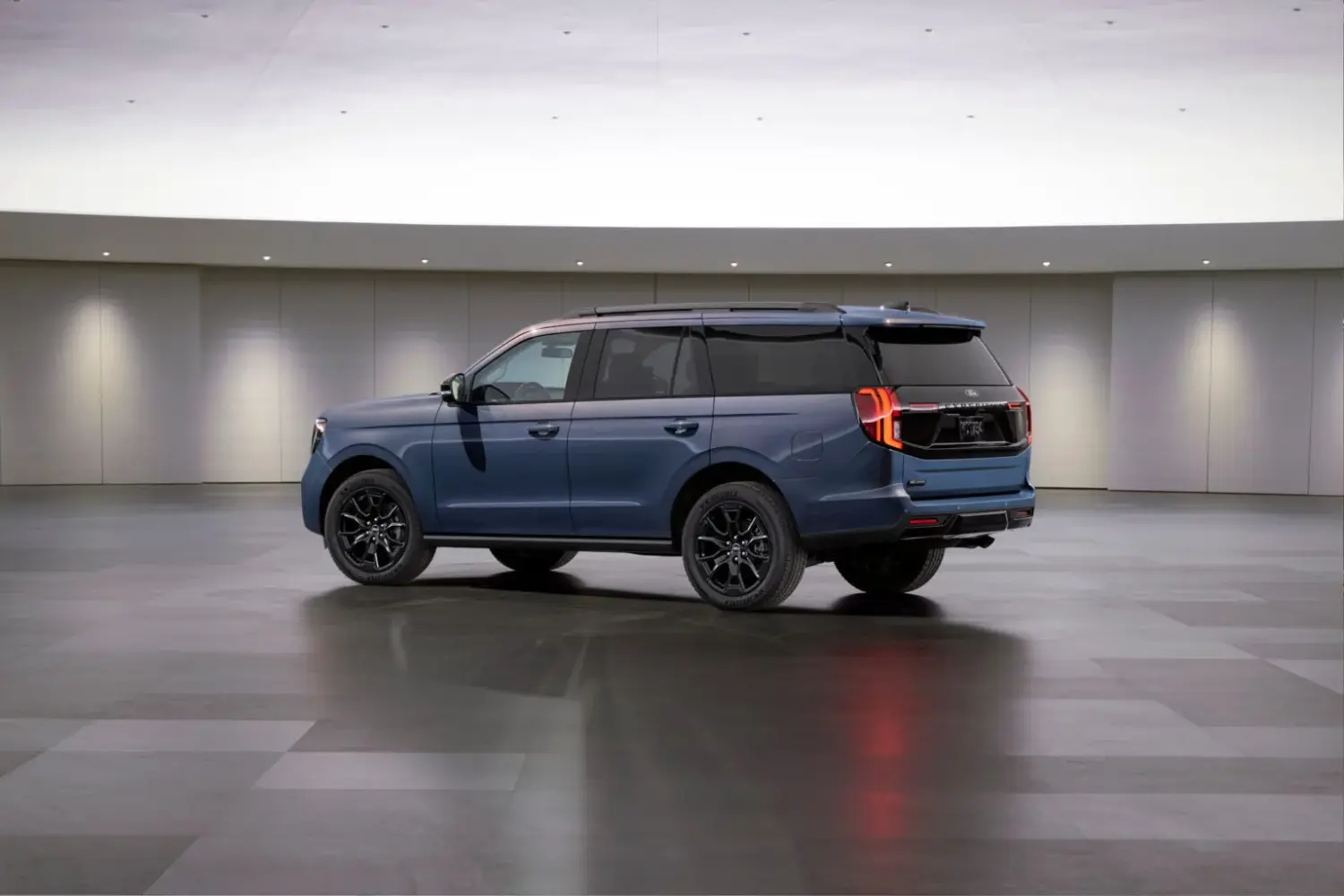 El Ford Expedition se viste de Mustang Dark Horse para celebrar su 30 aniversario