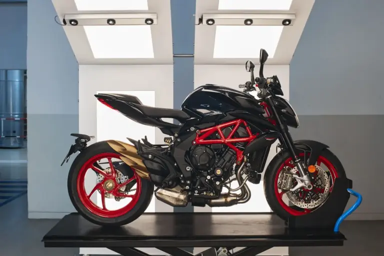 MV Agusta Brutale 800 Nero Carbonio: la naked italiana renace con todo esplendor