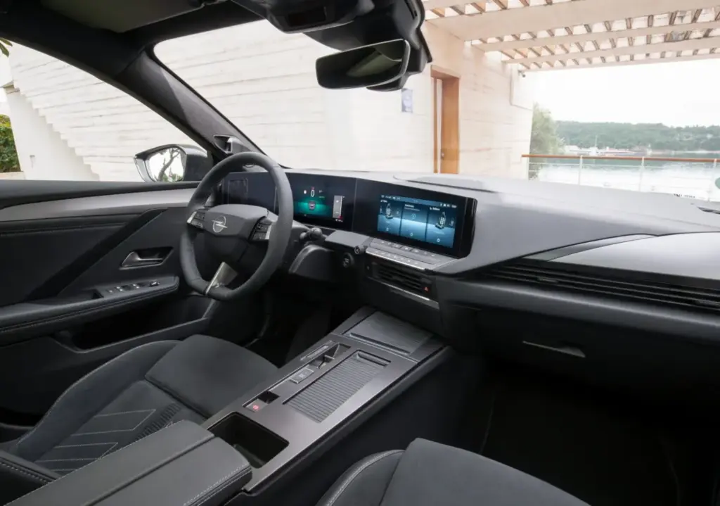 2026 Opel Astra tiburones easter eggs 1 Motor16