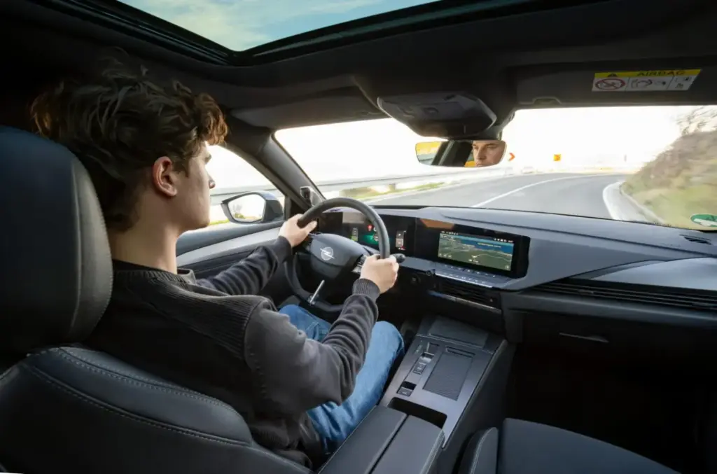 2026 Opel Astra tiburones easter eggs 2 Motor16