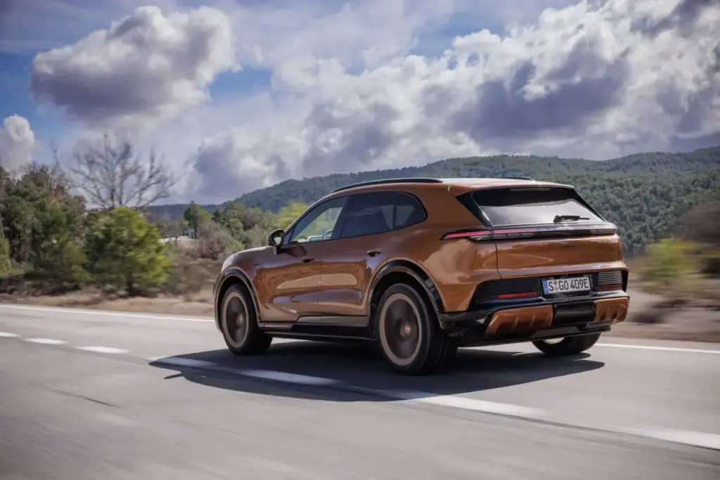 Porsche Cayenne Electric: Conducimos el SUV eléctrico que desafía las leyes de la física 4 Motor16 2026 Porsche Cayenne Electric. Al Volante. Imagen trasera movimiento.