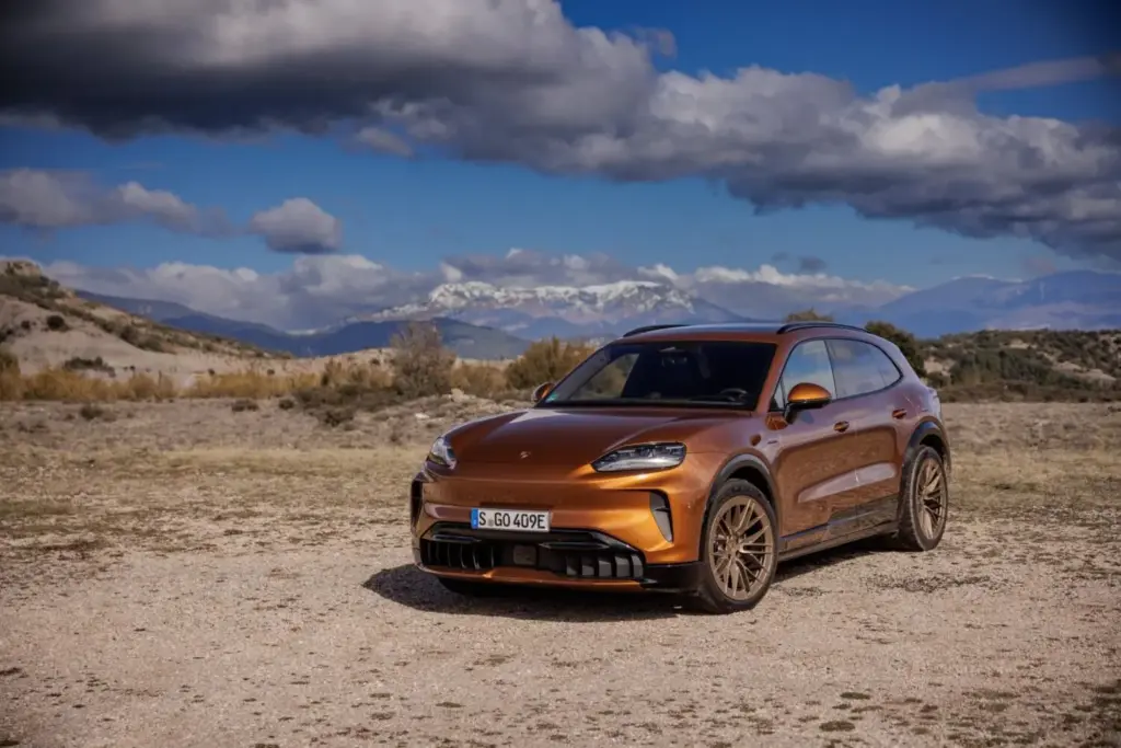 Porsche Cayenne Electric: Conducimos el SUV eléctrico que desafía las leyes de la física 1 Motor16 2026 Porsche Cayenne Electric. Al Volante. Imagen delantera.