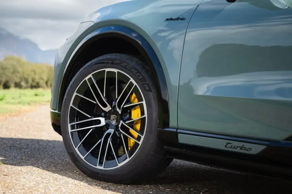 Porsche Cayenne Electric: Conducimos el SUV eléctrico que desafía las leyes de la física 5 Motor16 2026 Porsche Cayenne Electric. Al Volante. Imagen llanta.