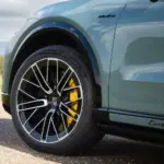 Pirelli y los zapatos creados a la medida del Porsche Cayenne Turbo Electric y sus 1.156 CV