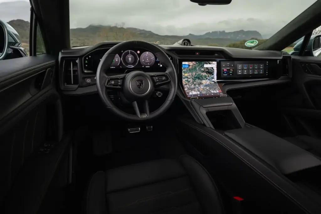 Porsche Cayenne Electric: Conducimos el SUV eléctrico que desafía las leyes de la física 2 Motor16 2026 Porsche Cayenne Electric. Al Volante. Imagen salpicadero.