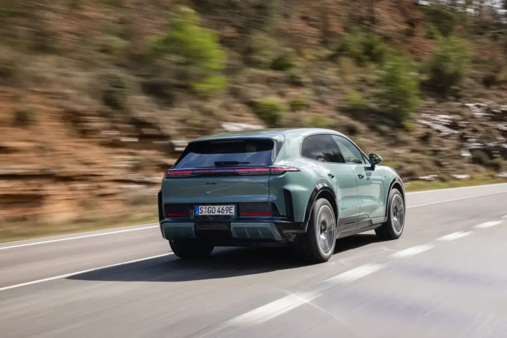 Porsche Cayenne Electric: Conducimos el SUV eléctrico que desafía las leyes de la física 3 Motor16 2026 Porsche Cayenne Electric. Al Volante. Imagen trasera.