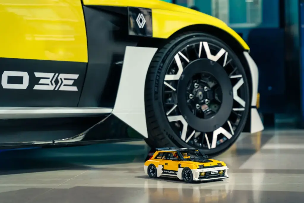 2026 Renault 5 Turbo 3E LEGO 11 Motor16