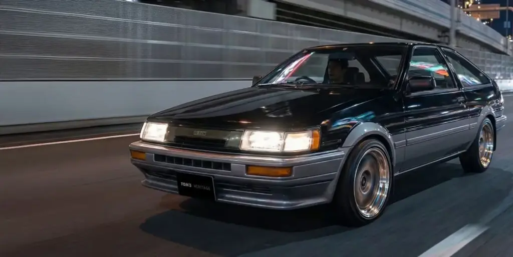 2026 TOM's Heritage. Toyota AE86. Imagen movimiento.