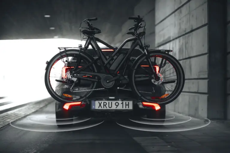 Thule se marca el portabicicletas que no teme los que aparcan de oído