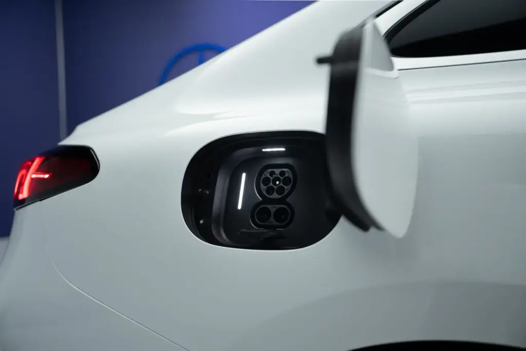 2026 Mercedes-Benz Clase C eléctrico. Imagen cargador.