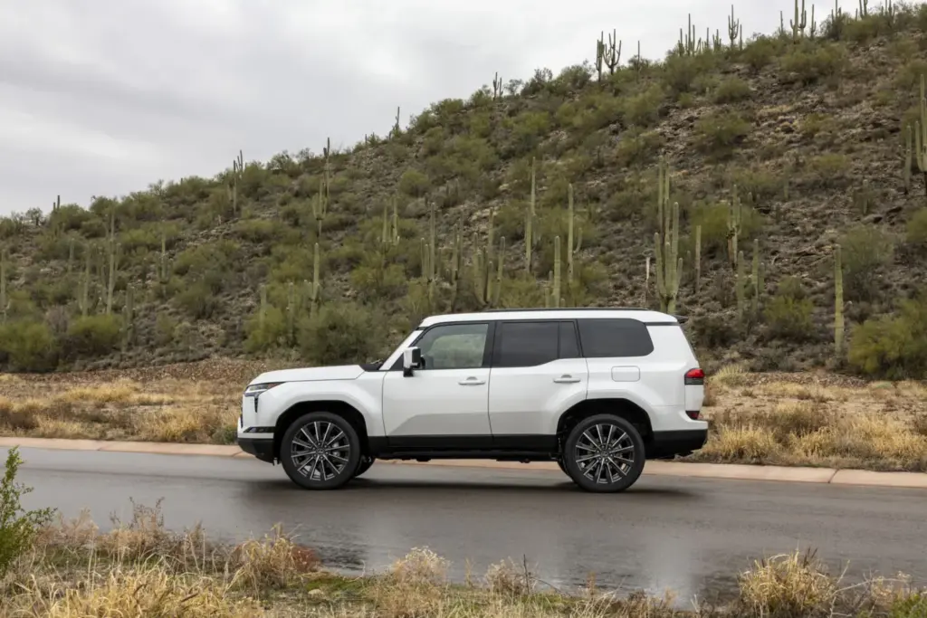Así son el Toyota Land Cruiser 250 Prado más básico y el más equipado