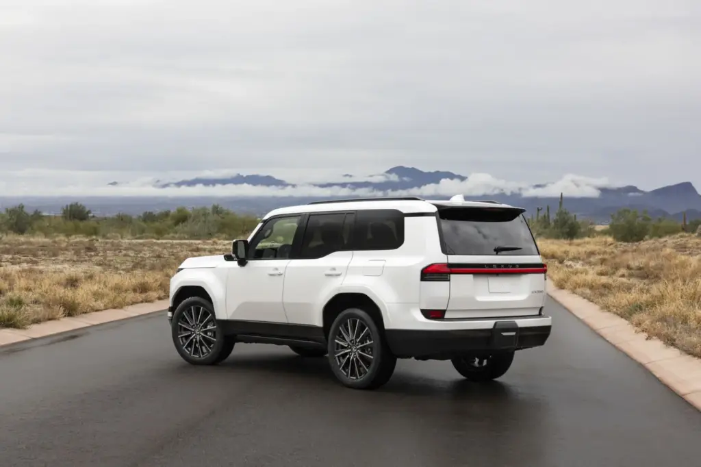 Así son el Toyota Land Cruiser 250 Prado más básico y el más equipado