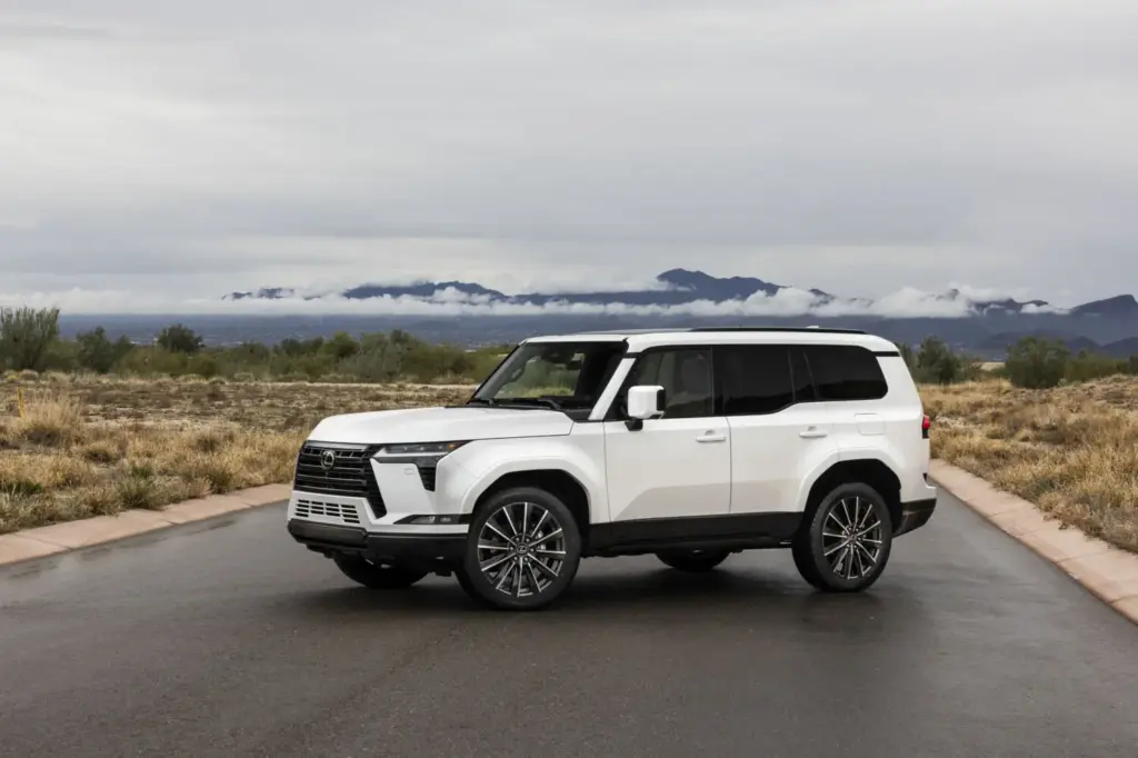 Así son el Toyota Land Cruiser 250 Prado más básico y el más equipado