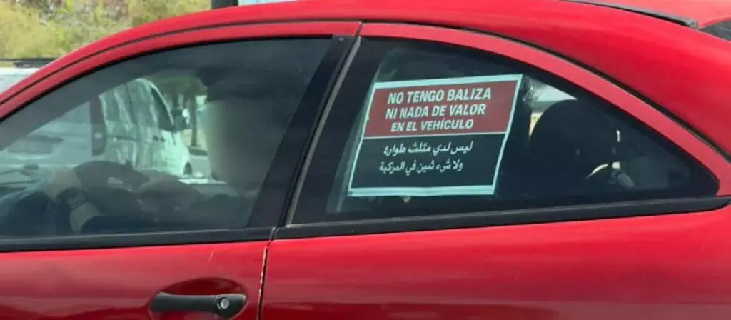 "No tengo baliza ni nada de valor en el vehículo": el cartel que se hizo viral por los idiomas en los que está escrito 1 Motor16 cartel robo baliza v16