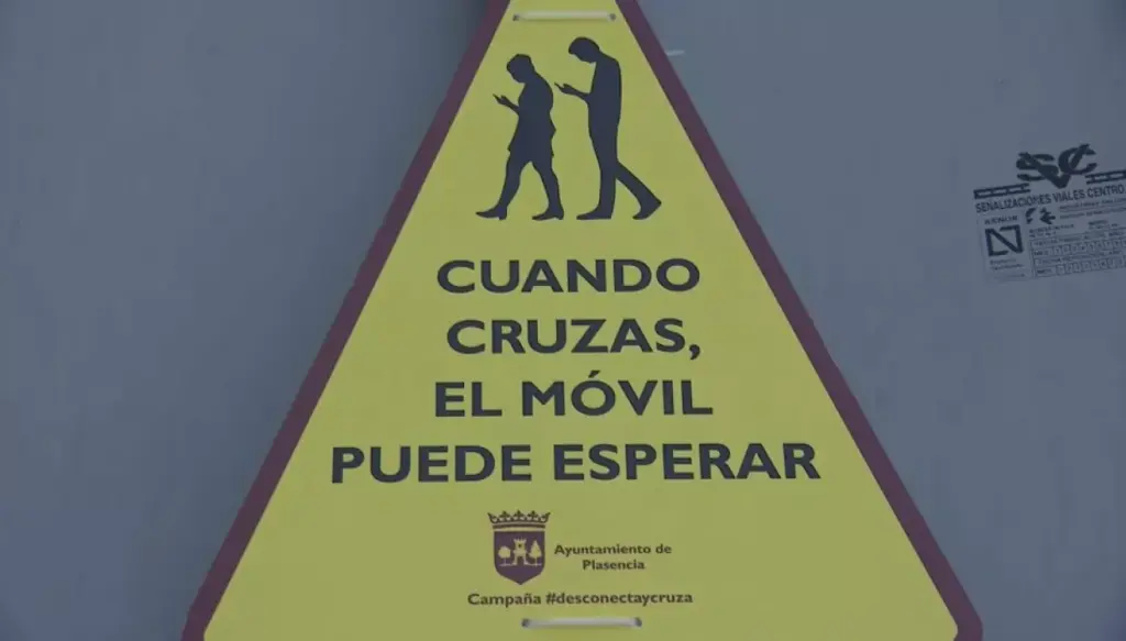 La DGT no solo multa a coches, camiones, furgonetas, motos… Ahora también a los peatones que crucen la calle de esta forma tan habitual. Y peligrosa 1 Motor16 Plasencia multa usar móvil