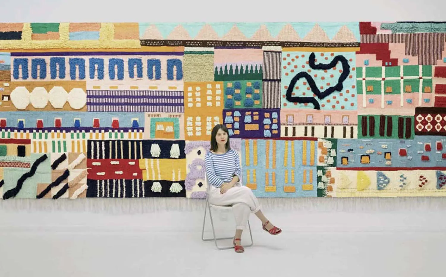 La autonomía del Audi A6 Sportback e-tron (753 km) inspira un paisaje tejido con hilos de la artista Luna Muñoz