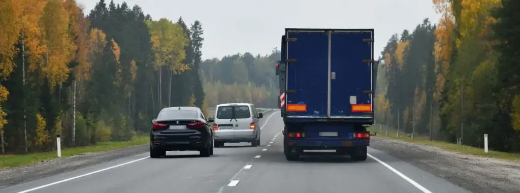 ¿Puedo superar el límite de velocidad para adelantar? El artículo 51 de RGC te lo deja bien claro 1 Motor16 adelantar carretera secundaria DGT