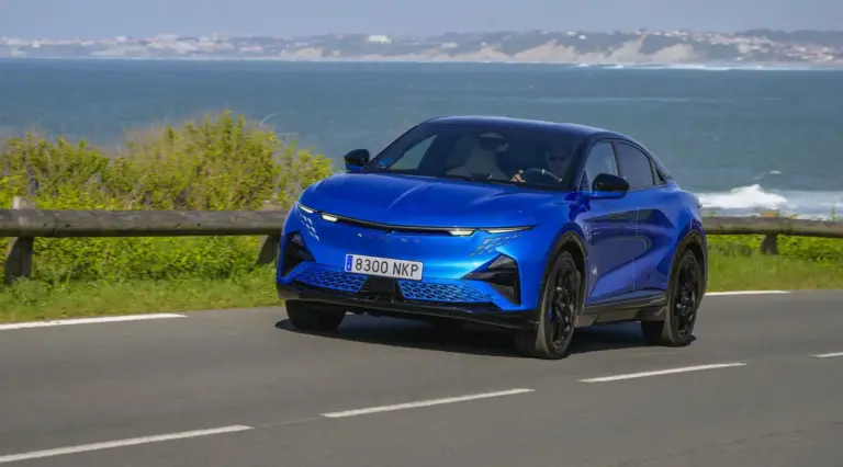 Primera prueba del Alpine A390: el coche de carreras que se pone traje para la era eléctrica