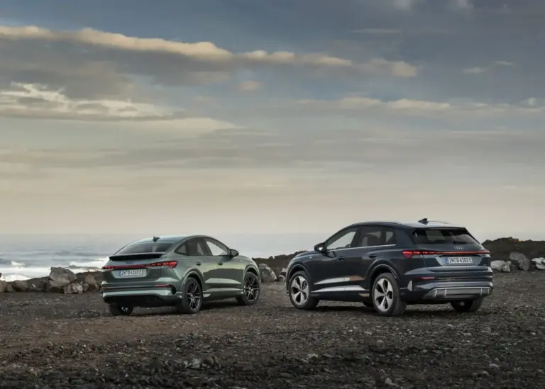 Audi Q4 e-tron 2026: 592 km de autonomía y un interior con tres pantallas, incluida una para el acompañante