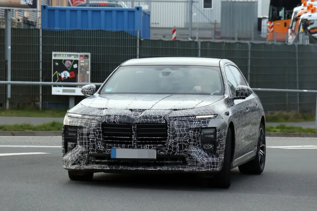 BMW Serie 7 2027 restyling 1 Motor16