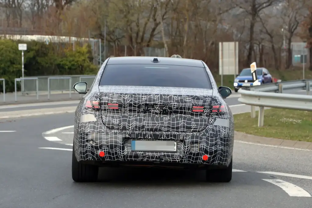 BMW Serie 7 2027 restyling 16 Motor16