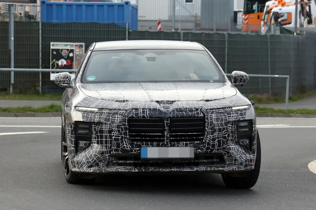 BMW Serie 7 2027 restyling 3 Motor16