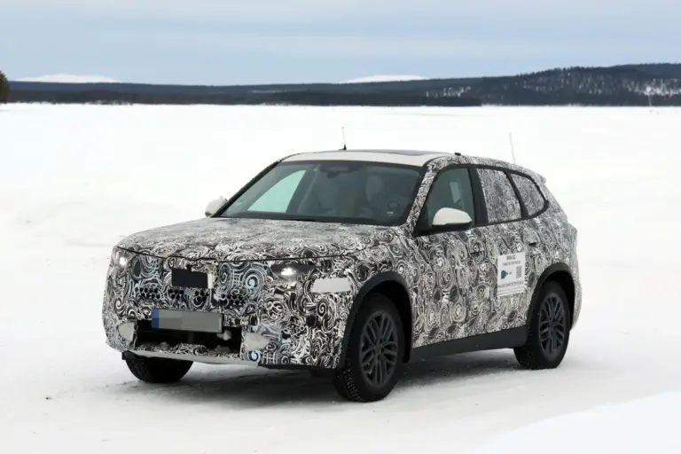 El renovado BMW X1 2027 sigue de pruebas en la nieve