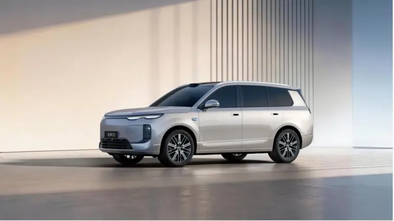 BYD desvela el Seal 08 PHEV: 300 km eléctricos y carga Flash Charging en 5 minutos