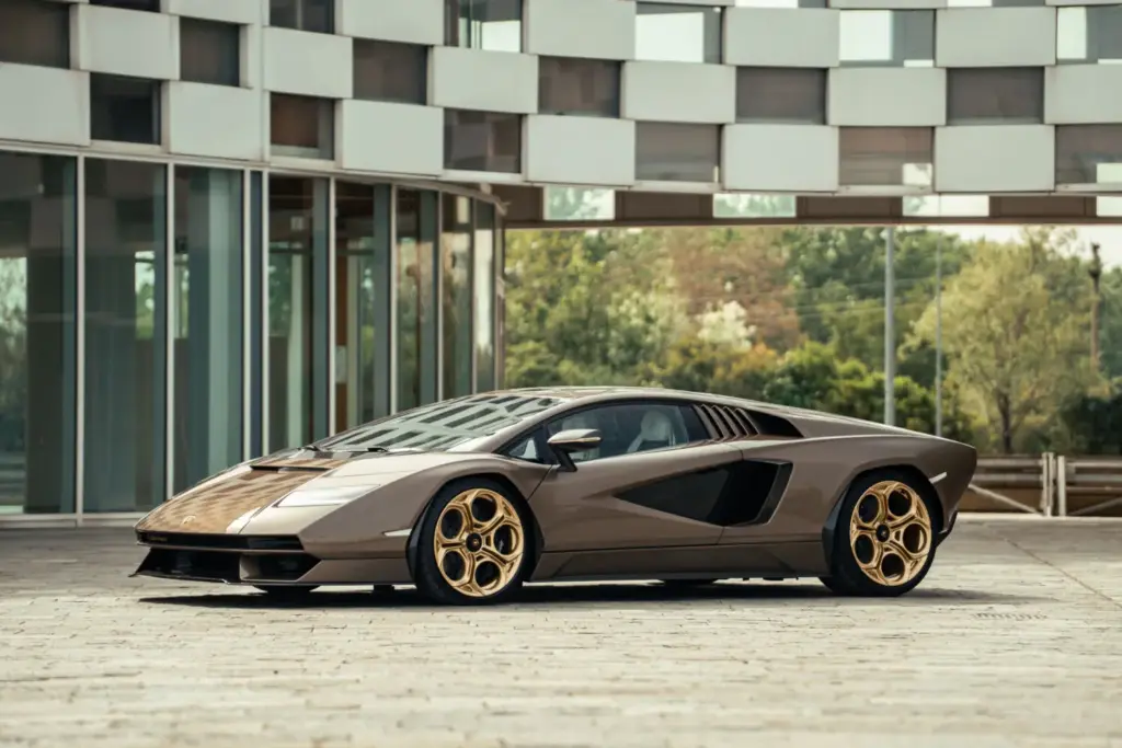 Broad Arrow VE26 2022 Lamborghini Countach LPI 800 4 Motor16