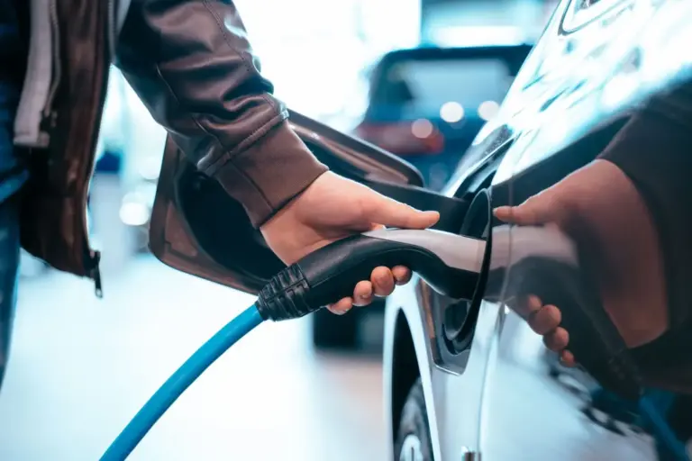 BloombergNEF revela: las ventas de coches eléctricos alcanzarán un récord de 23 millones en 2026