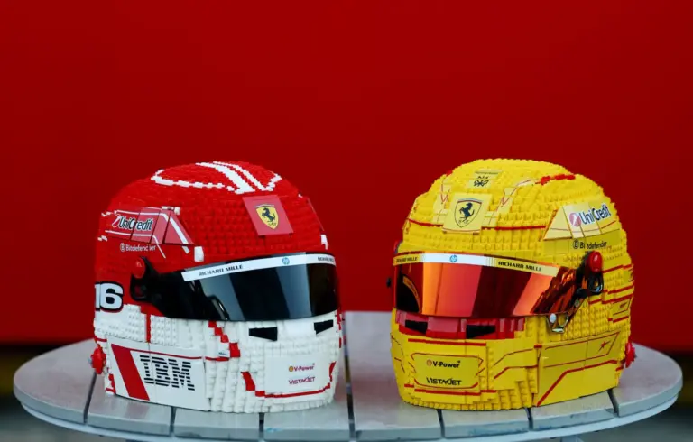 Lego y la escudería Ferrari HP lanzan los cascos de Leclerc y Hamilton: la colección que todo tifosi querrá tener