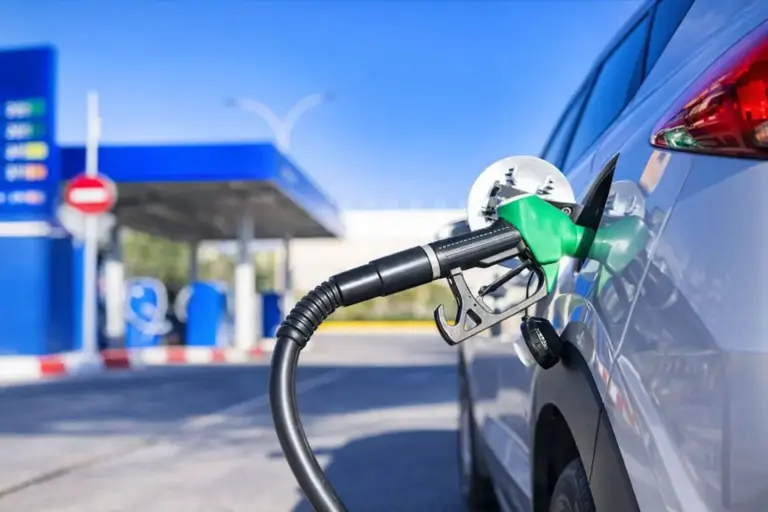 Iván (55), experto en hidrocarburos: «Un país europeo ha comenzado a racionar la gasolina y el diésel. Yo que tú llenaba el depósito hasta la boca hoy mismo»