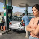 Raquel (41), abogada: «Hay veces en las que la multa por irse de la gasolinera sin pagar sale más barata que pasar por el datáfono»