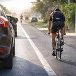 Si adelantas a un ciclista dejando 1,5 metros de distancia lateral, la Guardia Civil de Tráfico también te puede multar