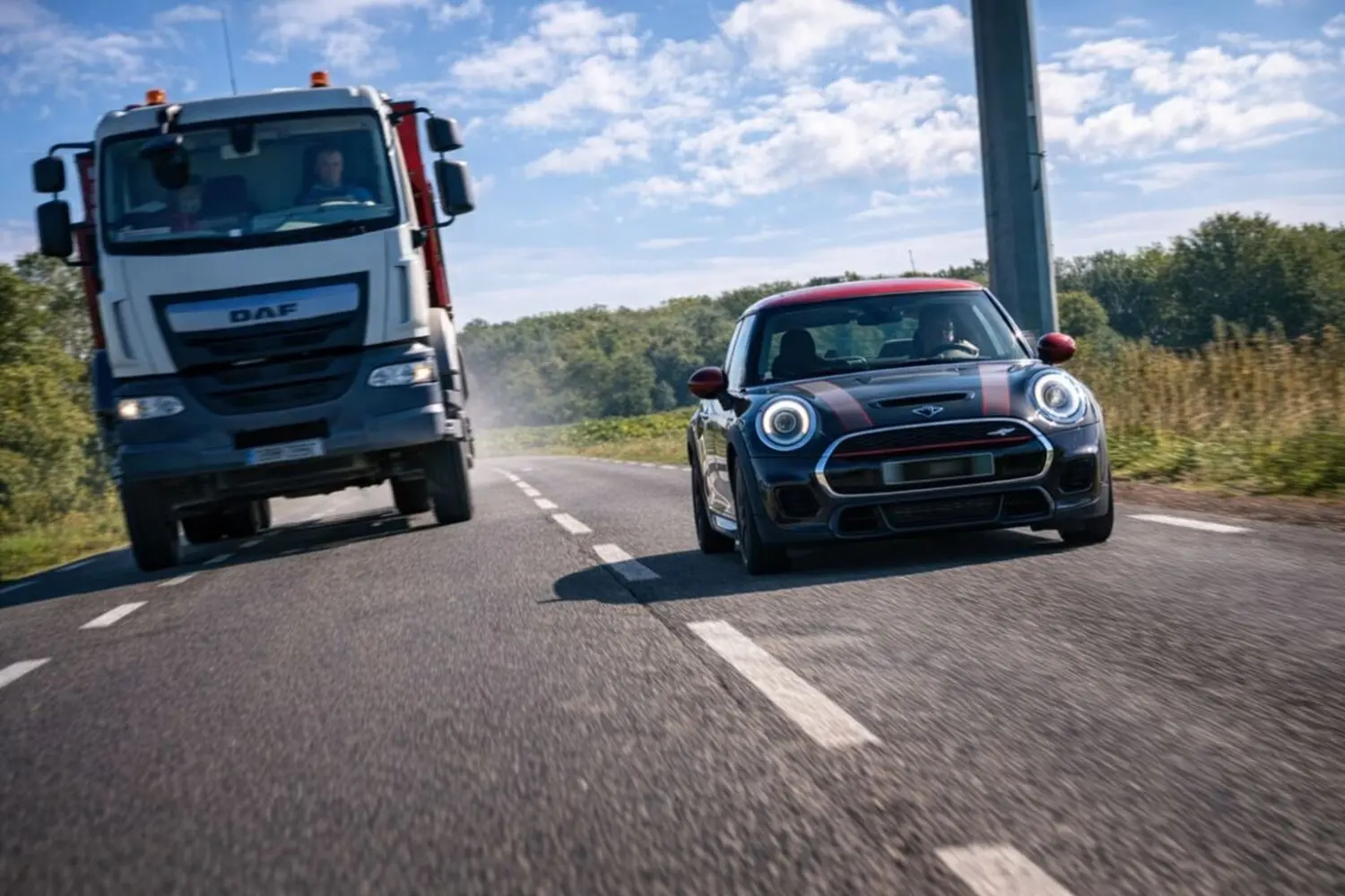 ¿Puedo superar el límite de velocidad para adelantar? El artículo 51 de RGC te lo deja bien claro