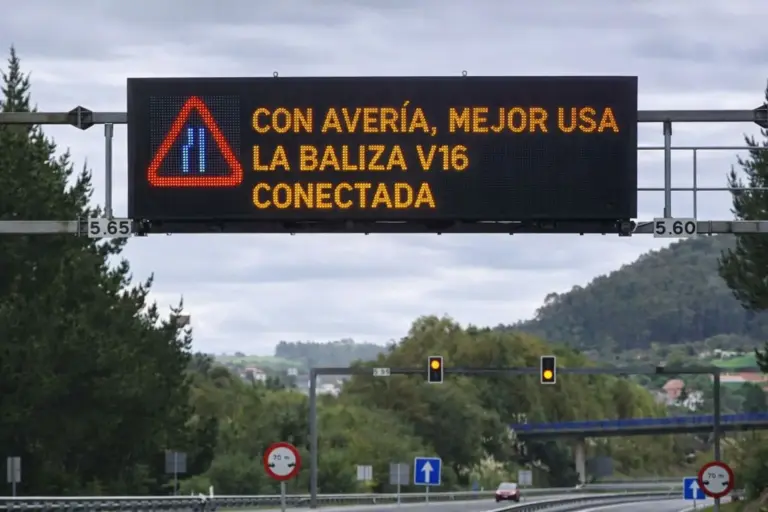 De ser obligatoria a insinuar que sea recomendable: el mensaje de los paneles luminosos de la DGT sobre la baliza V16 que me pone de mal humor