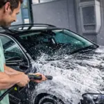 Tras un largo viaje, así es como tienes que lavar tu coche para no destrozar la carrocería