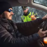 La Guardia Civil de Tráfico te podrá multar con 200 euros aunque lleves la baliza V16 en la guantera