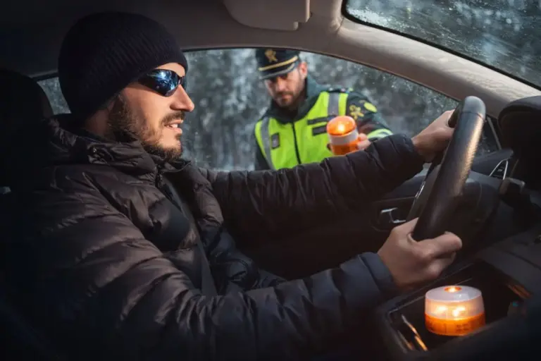 La Guardia Civil de Tráfico te podrá multar con 200 euros aunque lleves la baliza V16 en la guantera