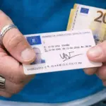 Si tienes más de 65 años y acabas de renovar tu carnet de conducir, mucho ojo con este detalle que puede costarte 200 euros